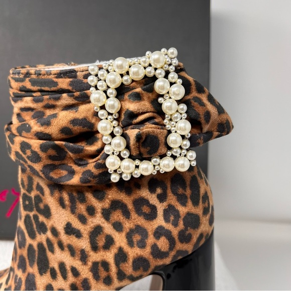 Betsey Johnson women’s Idris platform Embellished Buckle sash bootie size 5 - Picture 7 of 13